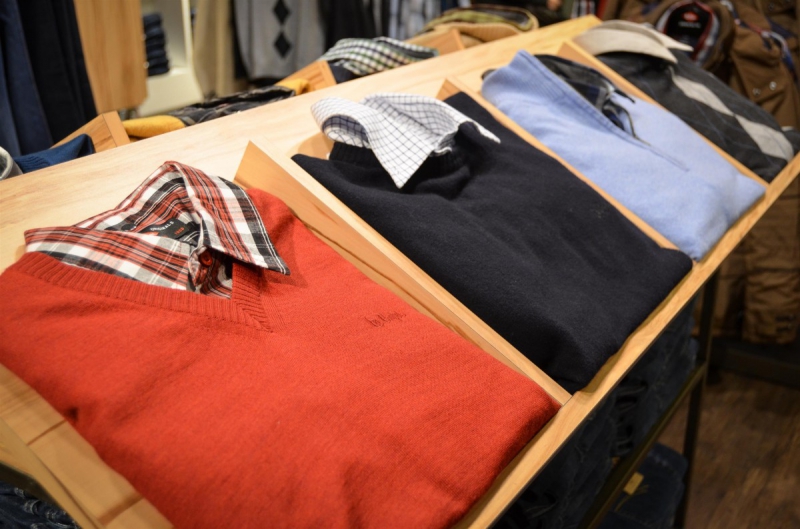 magasin-DRAGUIGNAN-min_sweater_sweaters_shirts_exhibition_shop_shopping_shelf_buy-940699